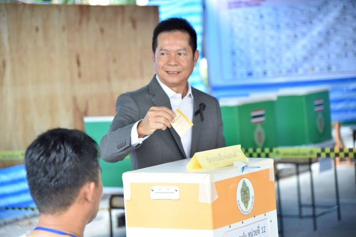 แห่ใช้สิทธิ ‘เลือกตั้ง’ คึกคัก ประธาน กกต. ลงพื้นที่ตรวจหน่วย-ให้กำลังใจเจ้าหน้าที่