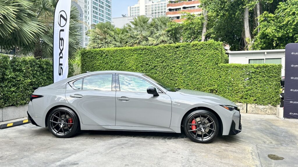 LEXUS