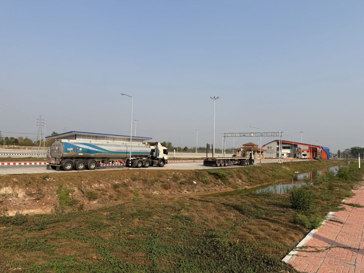 ด่านพรมแดนหนองคาย ไทยส่งออกน้ำมันไปลาวตามสัญญาสั่งซื้อล่วงหน้า