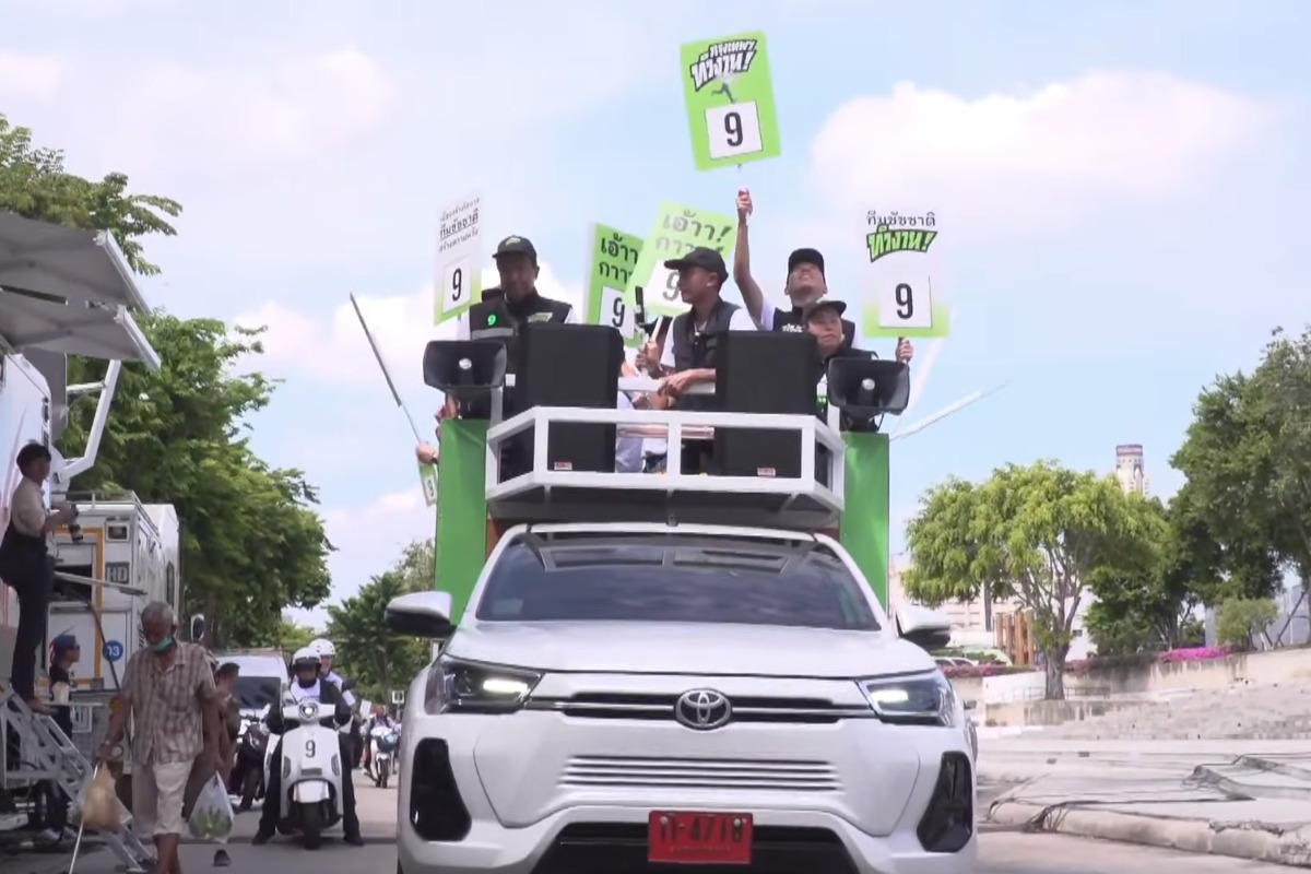 ‘ชัชชาติ’ ใช้รถหาเสียงกระบะไฟฟ้า Hilux Revo B-cab