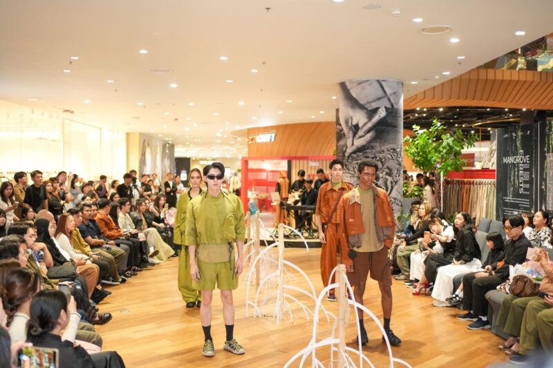 นิทรรศการและแฟชั่นโชว์ “KNOT : Knitting Nature and Ocean into Trends of Fashion”