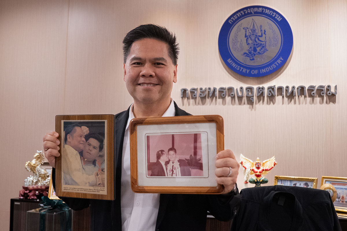 วราวุธ จากพรรคพ่อ (บรรหาร) สู่พรรคพี่ (หนู)  “เวลาทำงานให้นายกฯ รู้สึกทำงานกับพี่ชาย”