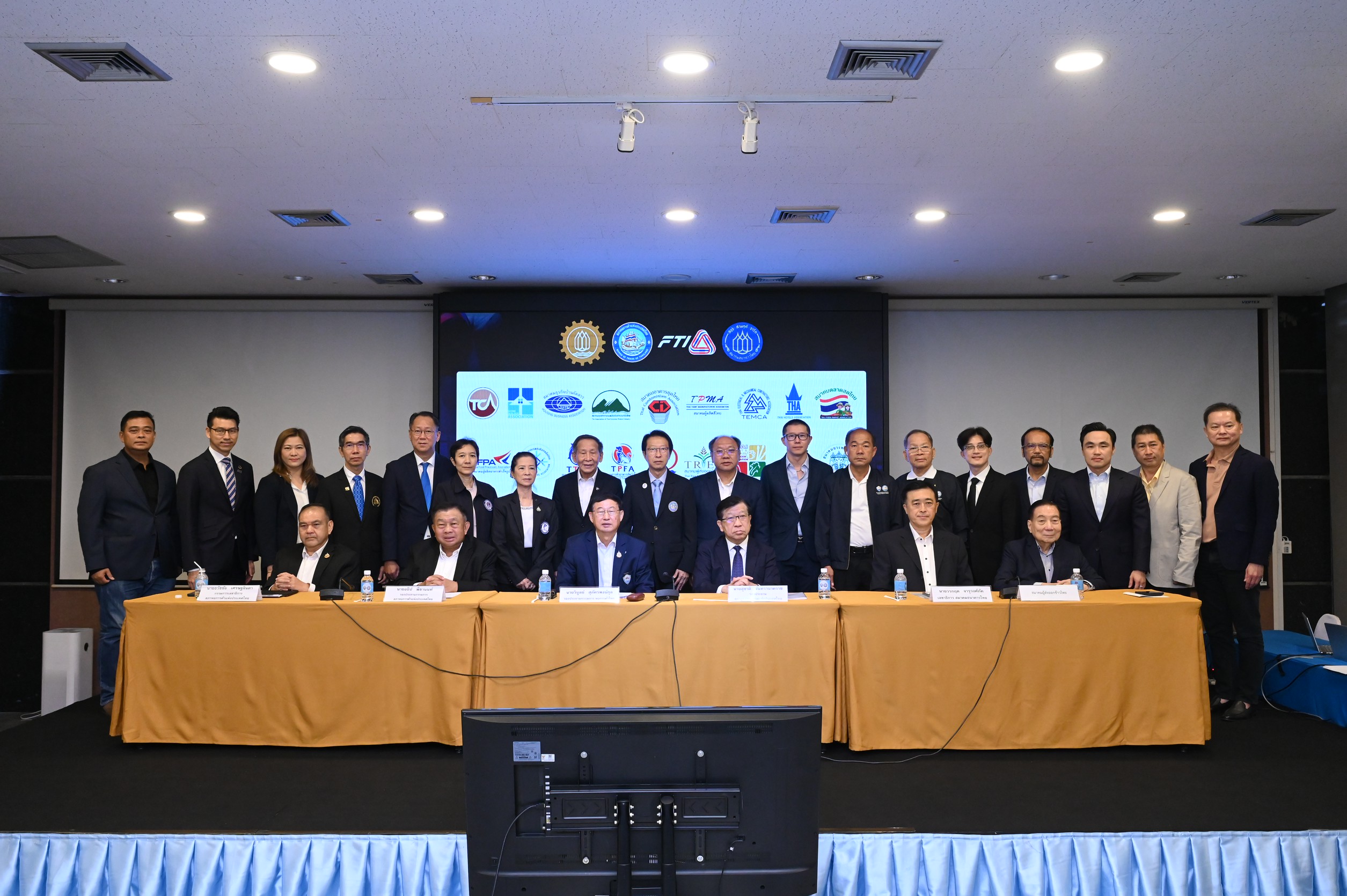 กกร.จี้รัฐปลดล็อกแรงงานต่างด้าว หวั่น 36 สมาคมธุรกิจสะดุด-ฉุดเศรษฐกิจ