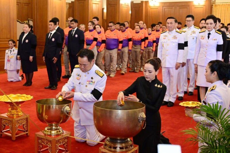 นายกฯ นำ คณะรัฐมนตรี เข้าถวายน้ำสรงพระศพเบื้องหน้าพระรูป เจ้าฟ้าพัชรกิติยาภา