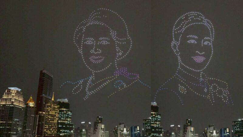 สถานทูตสหรัฐแสดงโดรนแปรอักษร ฉายาลักษณ์พระพันปีหลวงและพระองค์ภา โอกาสครบ 250 ปี ประกาศเอกราช