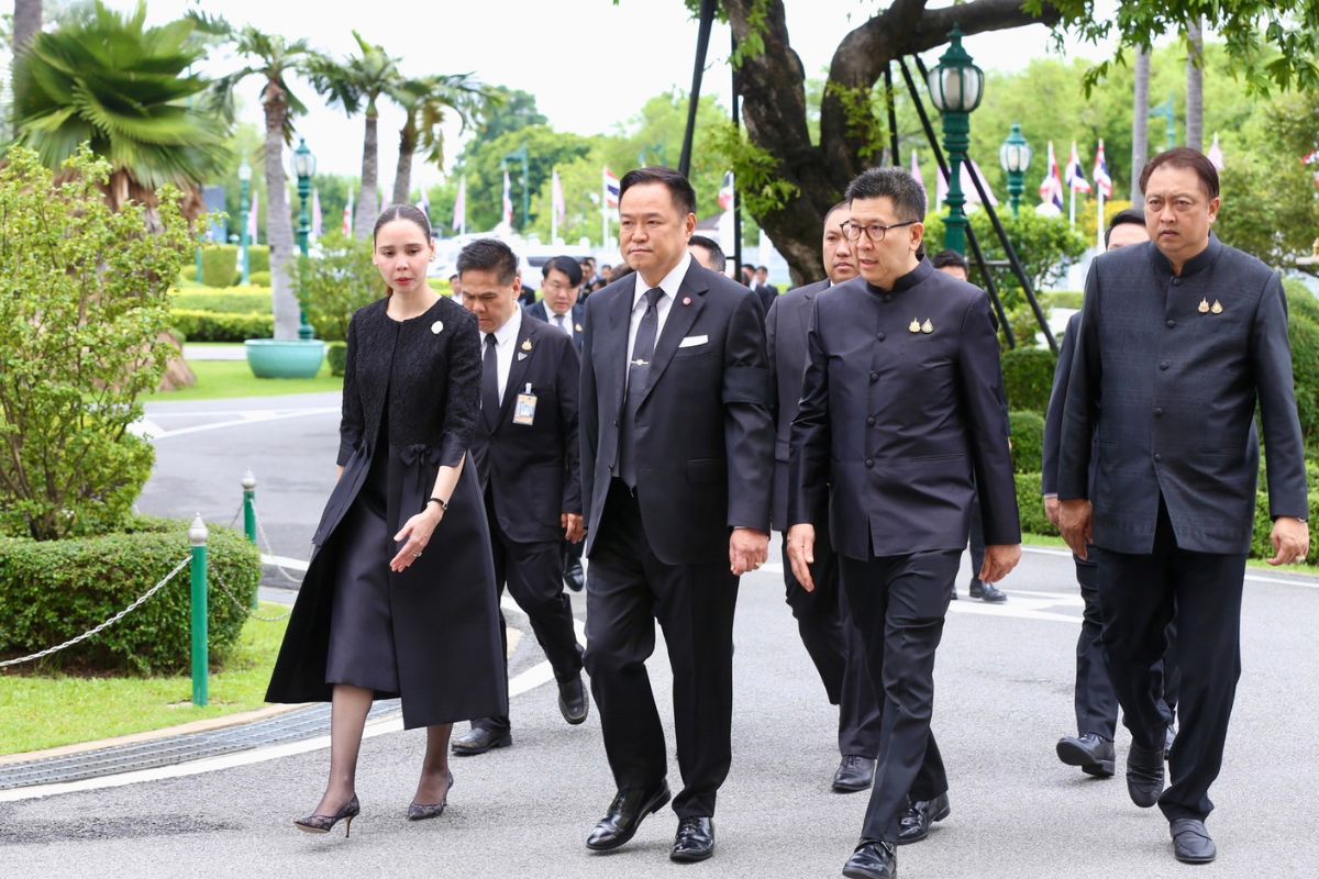 นายกฯ ถก ครม.นัดพิเศษ ทำเนียบรัฐบาลลดธงครึ่งเสา ถวายความอาลัย