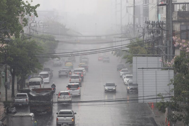 กรมอุตุฯเตือน “ภาคกลาง-กทม.” ฝนยังตกหนักช่วง 26-27 มิ.ย.นี้ ยัน “พายุเมขลา” ไม่เข้าไทย
