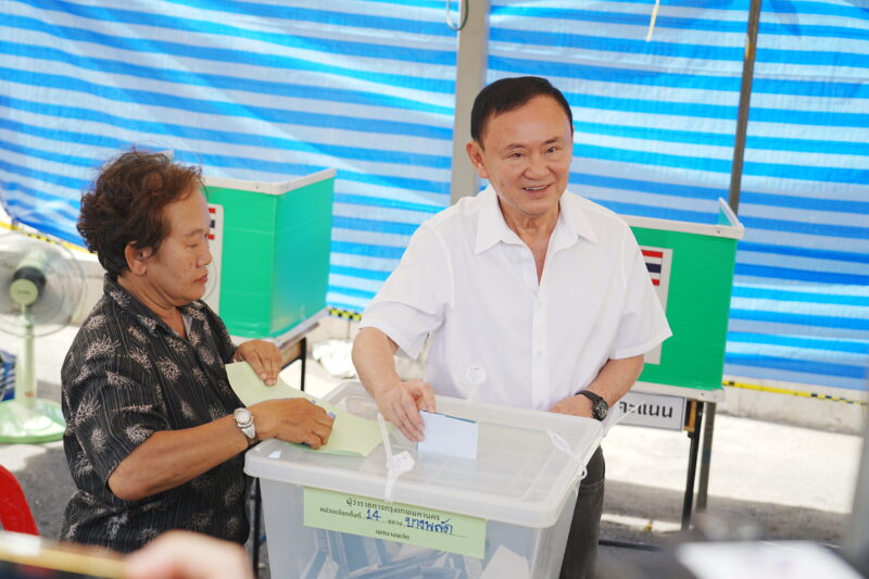 ‘ทักษิณ’ ตื่นเต้น หย่อนบัตรเลือกตั้งผู้ว่าฯ กทม.-ส.ก. ใช้สิทธิในรอบ 20 ปี