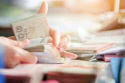 ฟันธงหั่นค่าฟีไม่สะเทือนแบงก์ ‘พาย’ คาดปีนี้กำไร 2.3 แสนล้าน