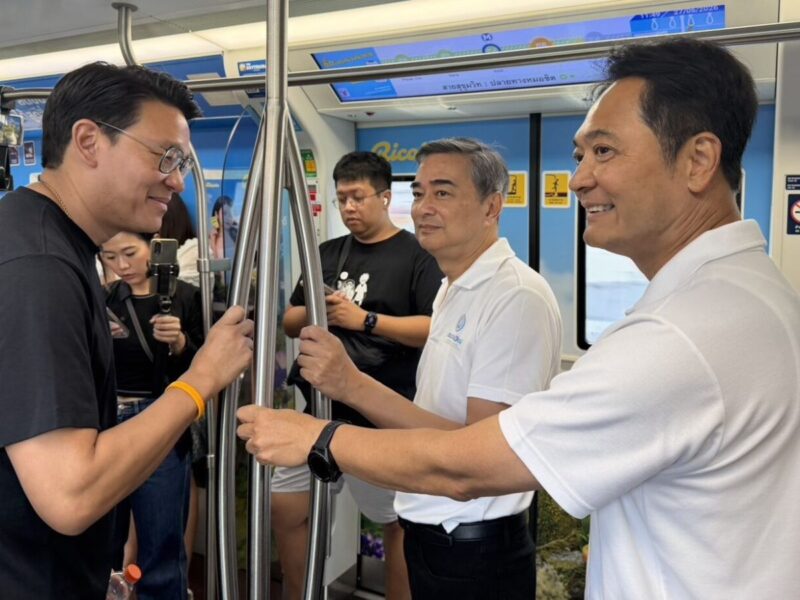 อนุชา-อภิสิทธิ์ นำทัพ ปชป. ขึ้นรถไฟฟ้า ขอคะแนนโค้งสุดท้ายก่อนเลือกตั้ง