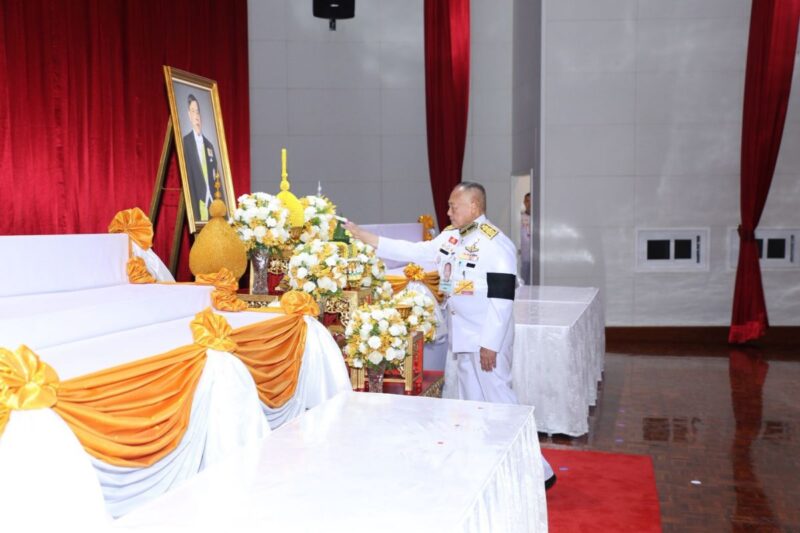 โปรดเกล้าฯ พล.อ.อ.สถิตย์พงษ์ ออกรับเครื่องราชสักการะและพานพุ่ม โอกาสวันเฉลิมพระชนมพรรษา