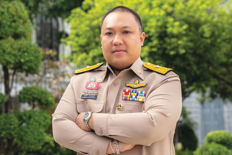พลพีร์ มิดฟิลด์ตัวรับ รัฐบาล มือปราบผู้มีอิทธิพล ‘ทำผิดกฎหมายเจอกัน’