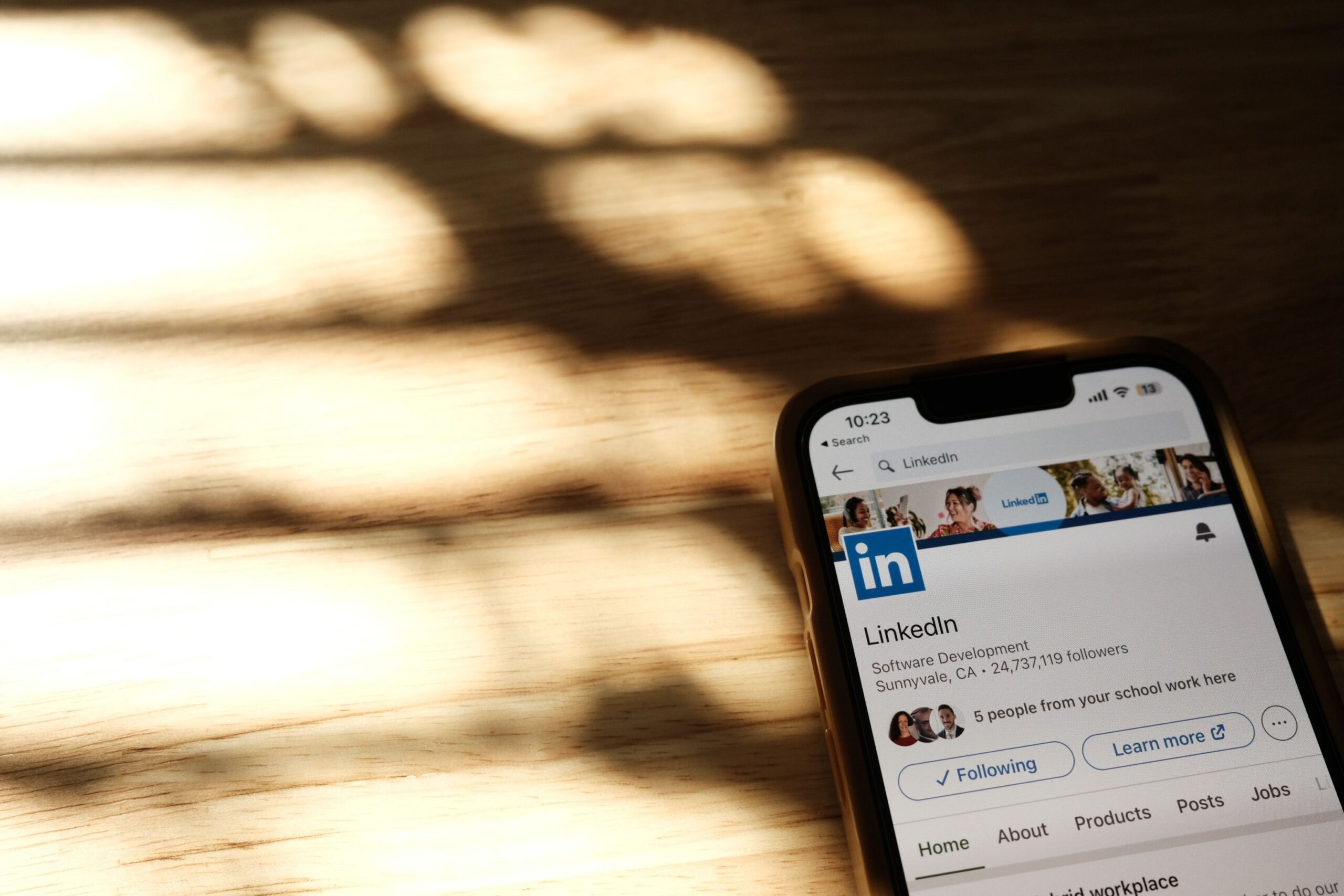 LinkedIn เอาจริง! เพิ่มปุ่มรายงาน “AI slop” ลบโพสต์กลวง คืนความสมจริงให้ฟีด
