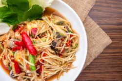 ผลตรวจน้องใหม่ มมส พบติดเชื้อพยาธิใบไม้ตับ 33% มหาสารคามเร่งคุมร้านส้มตำ