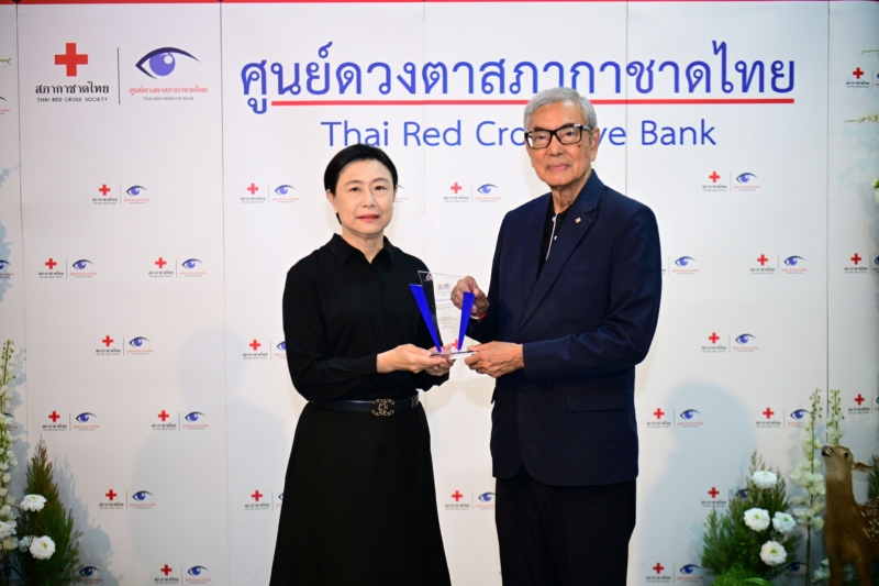 ศูนย์ดวงตาฯ มอบโล่ “เครือซีพี-ทรู” หนุนบริจาคดวงตาต่อเนื่อง 20 ปี
